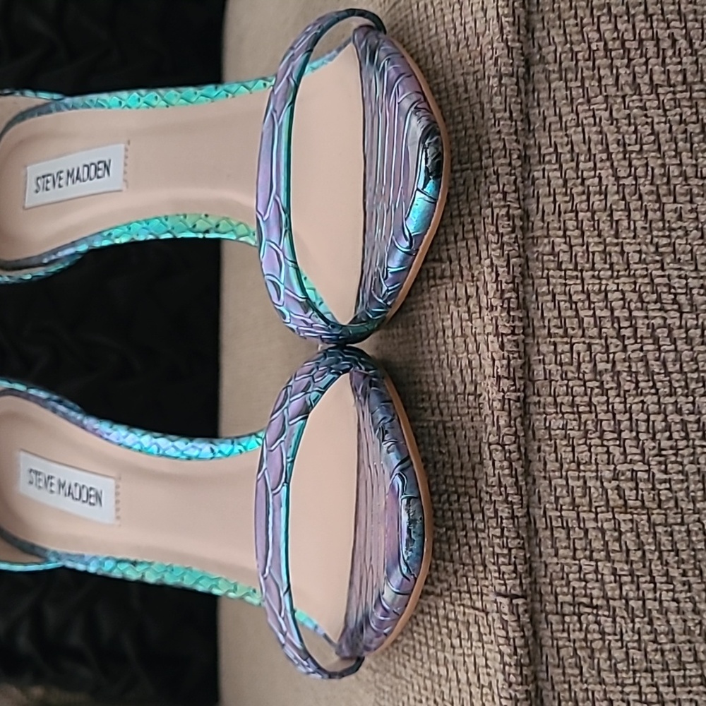 STEVE MADDEN WOMEN'S SANE IRIDESCENT SNAKE PRINT POINTED SANDALS - Picture 6 of 11
